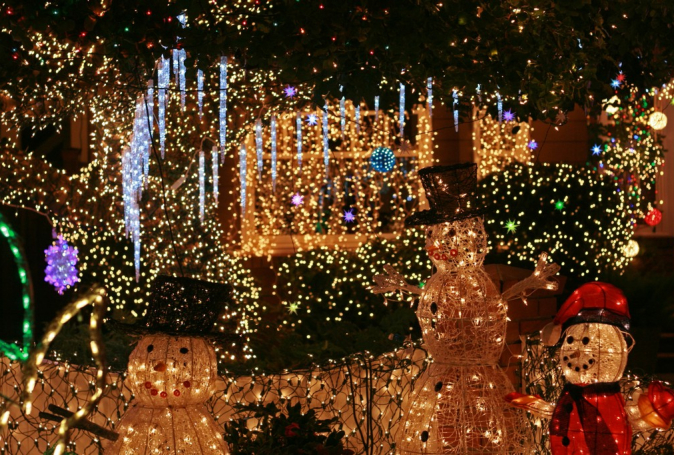  Top Tips When Decorating and Installing Outdoor Holiday Lighting